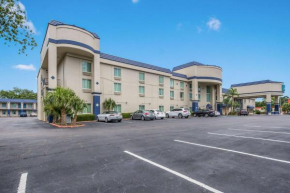Гостиница Clarion Inn & Suites Central Clearwater Beach  Клеруотер